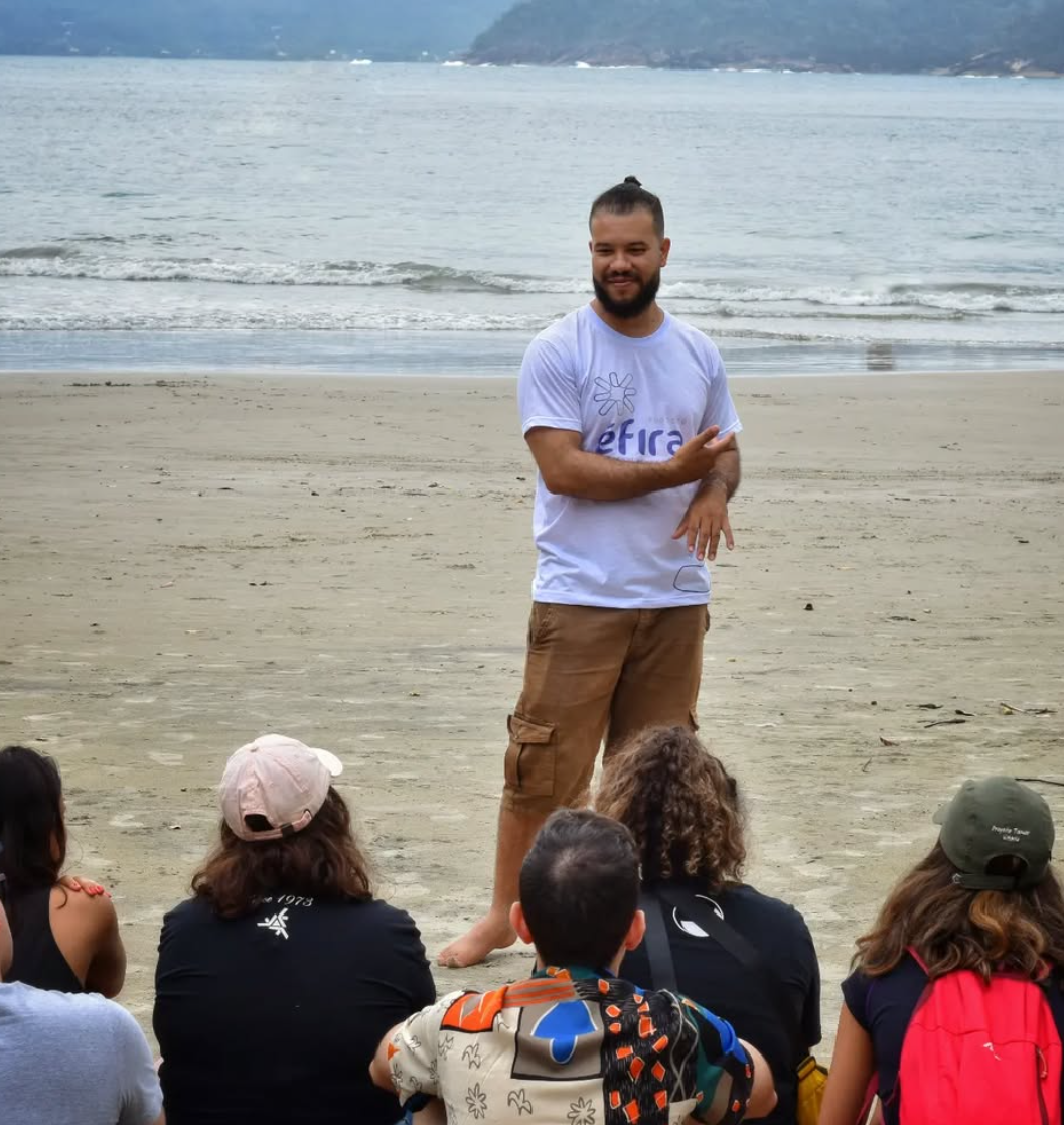 Aula prática do Projeto Éfira na praia